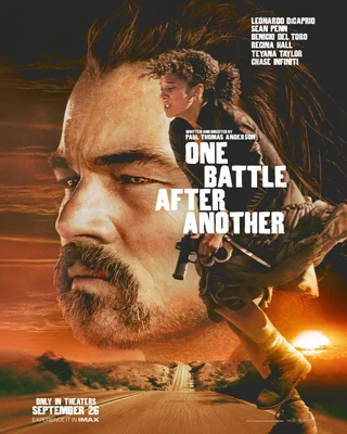 Affiche officielle du film « Une bataille après l'autre » avec une femme armée courant dans le désert au coucher du soleil.
