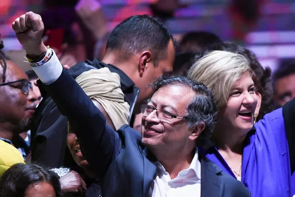 Gustavo Petro célèbre sa victoire entouré de partisans lors d'un rassemblement politique.