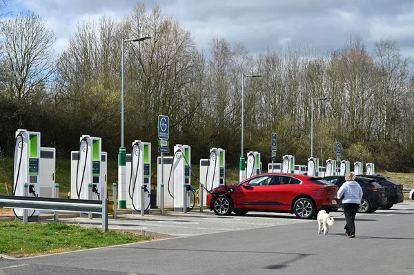 Bornes de recharge électriques Volkswagen dans un parking, illustrant la transition vers l'électrique