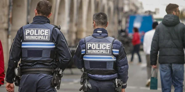 Des agents de la police municipale de Brest patrouillent dans les rues de la ville.