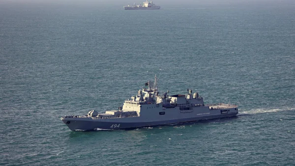 Corvette russe Amiral Grigorovitch en mer, autre navire en arrière-plan.