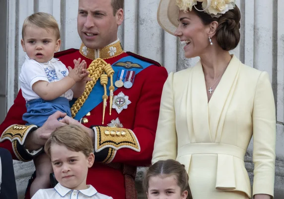 William, Kate et le prince Louis sur le balcon de Buckingham Palace.