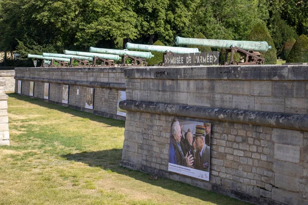 Les douves des Invalides, site de l'exposition gratuite sur les 80 ans de la Libération, avec ses canons historiques et panneaux d'information.