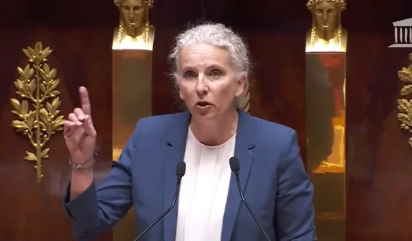 Delphine Batho prenant la parole à l'Assemblée nationale, dans une posture engagée.