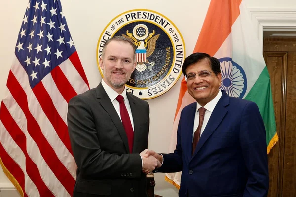 Piyush Goyal serrant la main du représentant américain au Commerce Jamieson Greer.