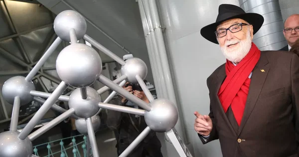 François Englert posant devant une maquette de molécule.