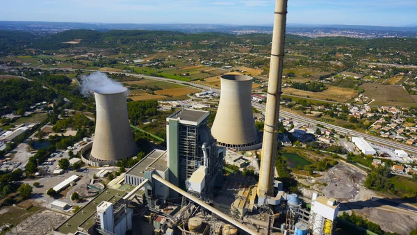 Vue aérienne de la centrale biomasse de Gardanne et de son environnement rural.