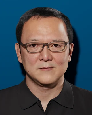 Hidetaka Miyazaki, président de FromSoftware, portrait officiel.