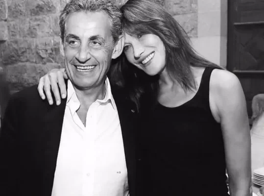 Nicolas Sarkozy et Carla Bruni enlacés, photo de mariage inédite.