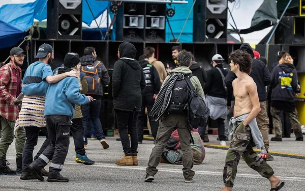 Participants à une free party, avec des enceintes et une tenue décontractée, illustrant l'ambiance du mouvement.