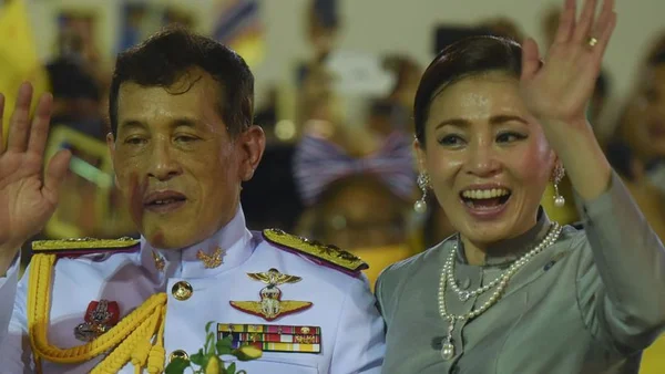 Le roi Maha Vajiralongkorn et la reine Suthida saluant la foule lors d'une apparition publique.