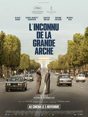 Affiche du film 'L'Inconnu de la Grande Arche' avec deux hommes en costume devant l'arche de la Défense.
