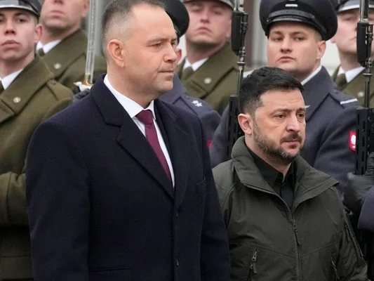 Responsables ukrainiens et polonais lors d'une cérémonie militaire, en toile de fond des tensions diplomatiques.