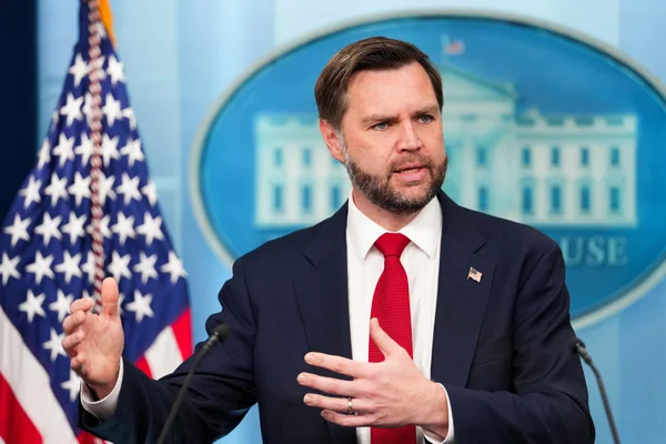 JD Vance s'exprimant lors d'une conférence de presse à la Maison-Blanche.