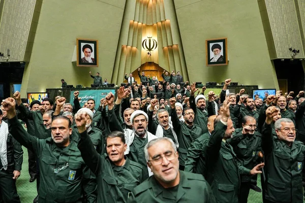 Rassemblement de militaires iraniens en uniforme lors d'une manifestation de soutien au régime.