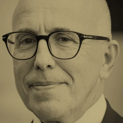 Portrait en sépia d'Éric Ciotti, mettant en avant ses traits.