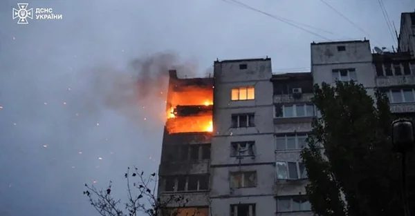 Immeuble d'habitation en feu à Kiev après une frappe russe, image du Service d'urgence ukrainien.