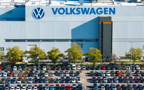 Usine Volkswagen vue du ciel, avec des milliers de véhicules neufs stationnés