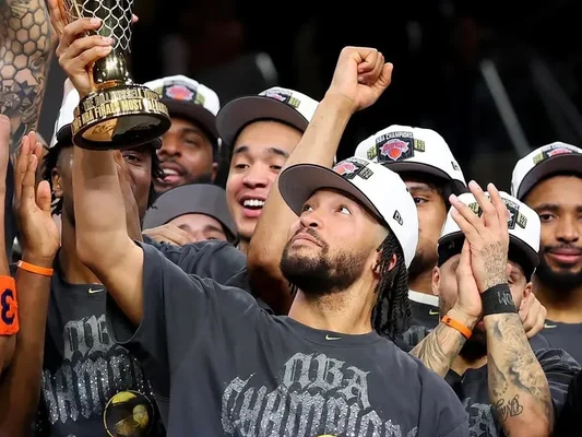 Jalen Brunson, élu MVP des Finales 2026 à l'unanimité, célèbre avec ses coéquipiers.