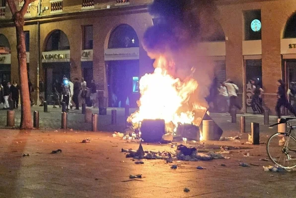 Incendie sur une place publique à Toulouse, illustrant les tensions lors de matchs de la Coupe du monde 2026.
