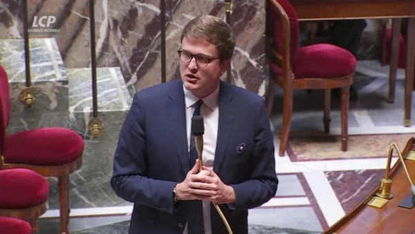 Un député s'exprime lors des débats sur la proposition de loi « Philippine» à l'Assemblée nationale.
