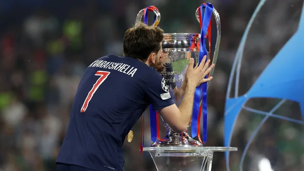 Khvicha Kvaratskhelia embrasse le trophée de la Ligue des champions après son élection comme meilleur joueur.