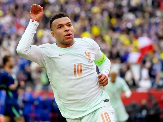 Kylian Mbappé célébrant un but en match.
