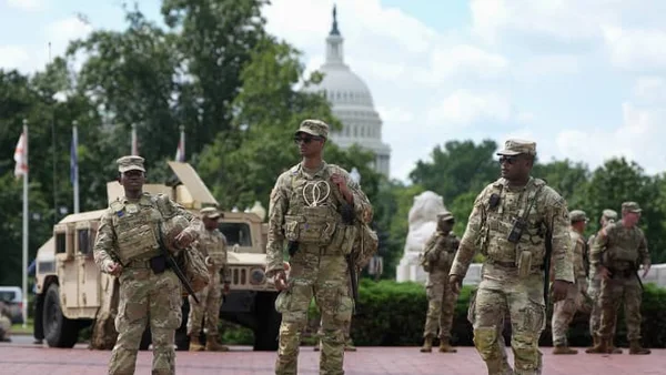 Soldats près du Capitole, illustrant les tensions autour de l'autonomie de Washington D.C.