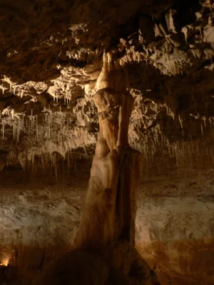 Grottes de Choranche : colonne de stalagmite et stalactites dans le Vercors.