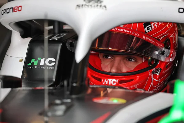 Pierre Gasly dans le cockpit de sa monoplace, prêt à s'élancer.