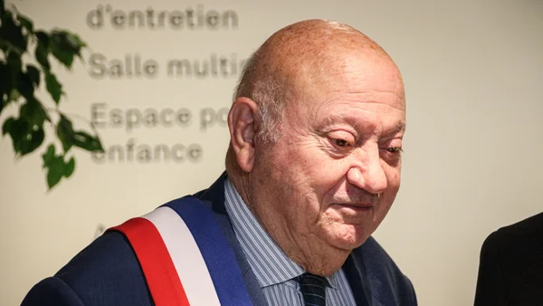 André Santini, figure historique d'Issy-les-Moulineaux, arborant l'écharpe tricolore.