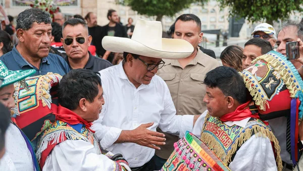 Roberto Sánchez entouré de partisans en tenues traditionnelles andines.