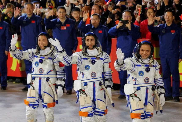 L'équipage de Shenzhou-21 lors de la cérémonie de départ.