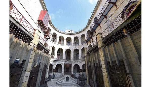 Cour intérieure du Fort Boyard, avec ses cellules superposées et son puits central.