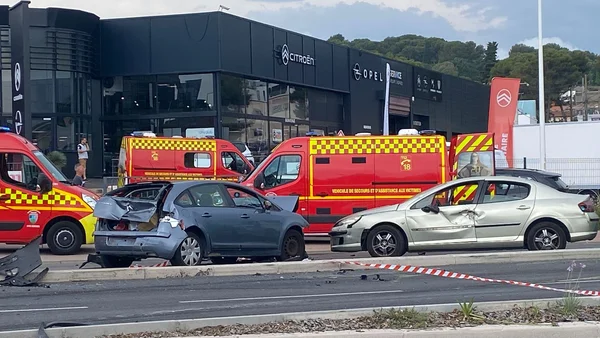 Véhicules accidentés devant une concession automobile à Antibes, les secours sur place.