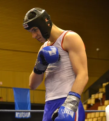Combat de savate boxe française lors du Championnat du Monde 2013 : un boxeur en garde défensive.