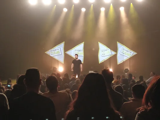 Kev Adams en plein spectacle à Longjumeau, devant un public nombreux.