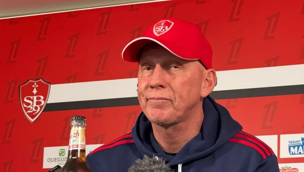 Éric Roy lors d'une conférence de presse, casquette SB29.