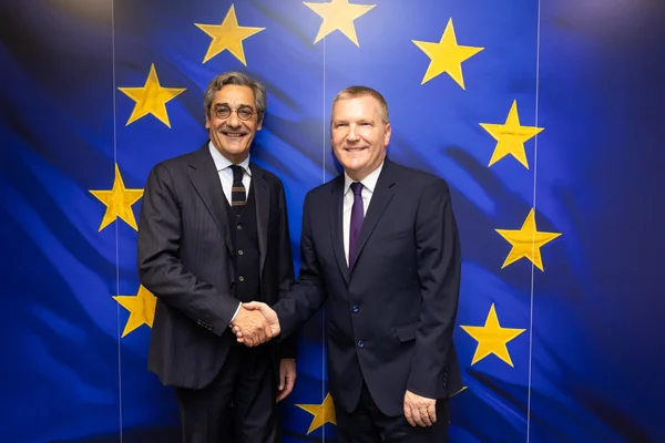 Serge Papin et Michael McGrath lors de leur rencontre à la Commission européenne en 2025.