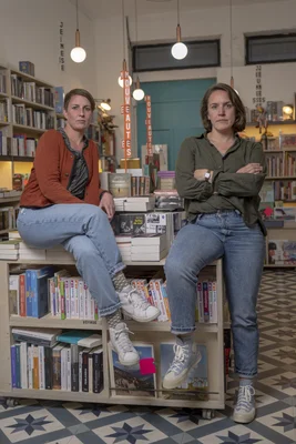 Marianne Bétinas et Mélanie Dumont, libraires de L'Astragale à Lyon, dans leur librairie entourées de nouveautés.