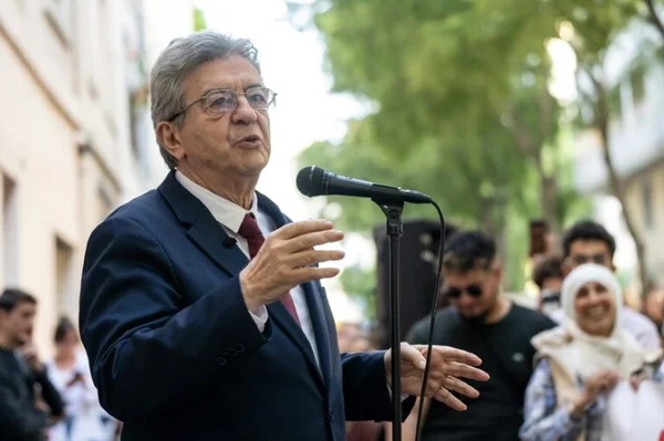 Jean-Luc Mélenchon prenant la parole lors de son meeting en plein air à Saint-Denis.