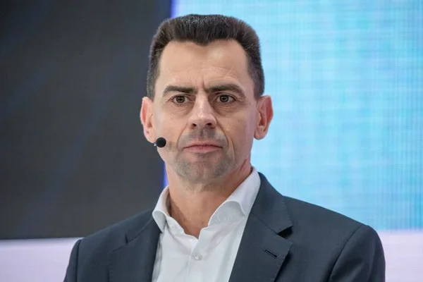 Martin Sander, directeur des ventes de Volkswagen, lors d'une intervention.
