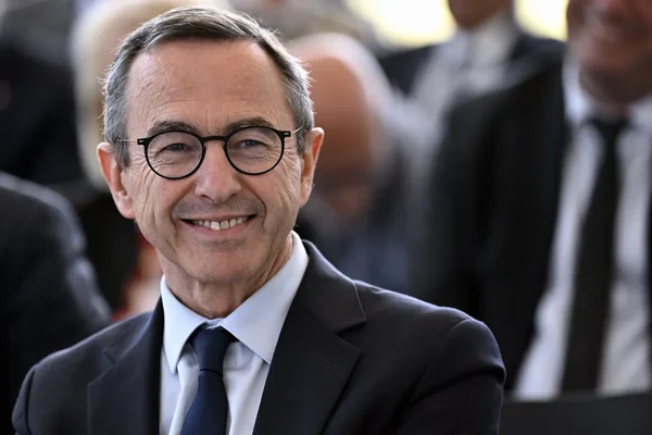 Bruno Retailleau, candidat des Républicains pour 2027, souriant lors d'un événement officiel.