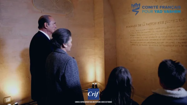Mur des Justes parmi les Nations au Panthéon, avec des visiteurs en recueillement.