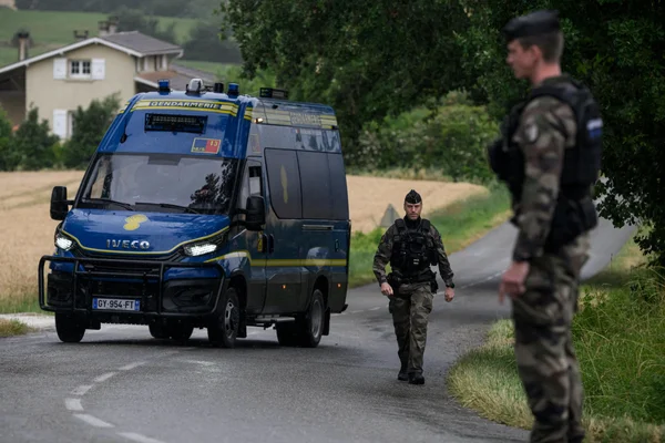 Patrouille de gendarmerie sur une route rurale, dans le cadre des recherches.