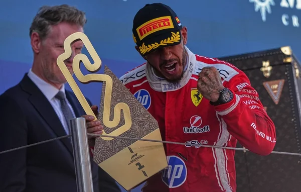 Lewis Hamilton sur le podium de Barcelone, brandissant le trophée doré en forme de circuit.