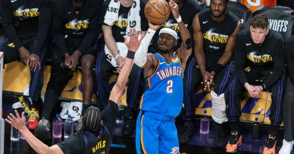 Shai Gilgeous-Alexander prend un tir contesté face aux Spurs.
