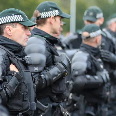Des policiers en tenue anti-émeute en Irlande du Nord, prêts à intervenir.