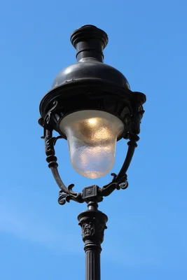 Lampadaire de la façade de la Gare du Nord à Paris.