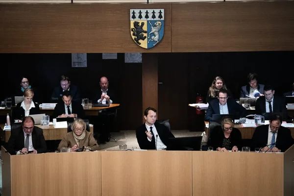 Réunion du conseil départemental du Finistère, où la politique de contrôle des allocataires du RSA est discutée.